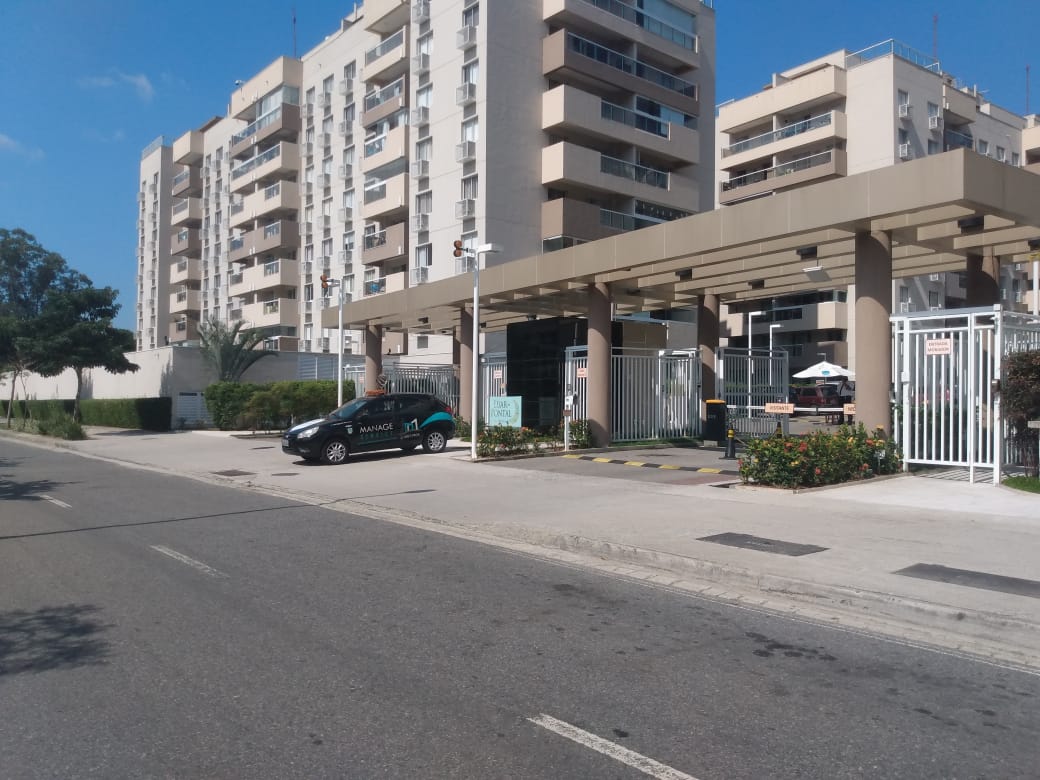 Carro da Manage Service na portaria de um condomínio no Rio de Janeiro